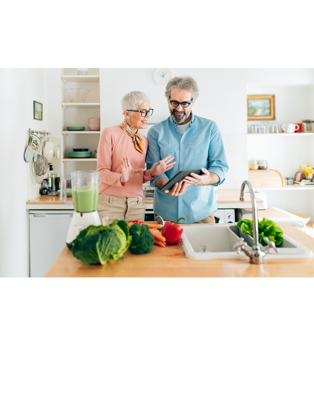 une femme qui deguste un repas savoureux livré à domicile